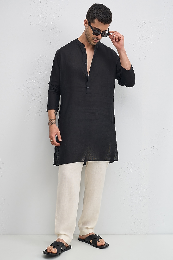 Black Linen Woven Kurta by Komal Kothari at Pernia's Pop Up Shop
