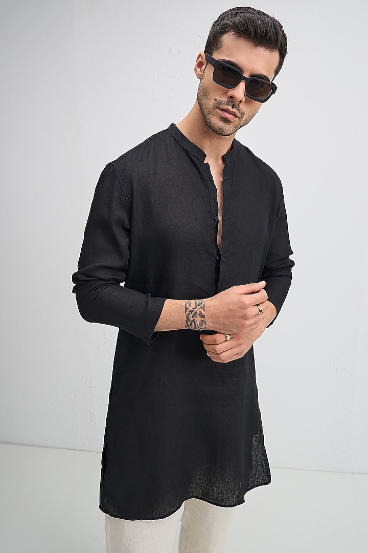 Black Linen Woven Kurta Set by Komal Kothari at Pernia's Pop Up Shop