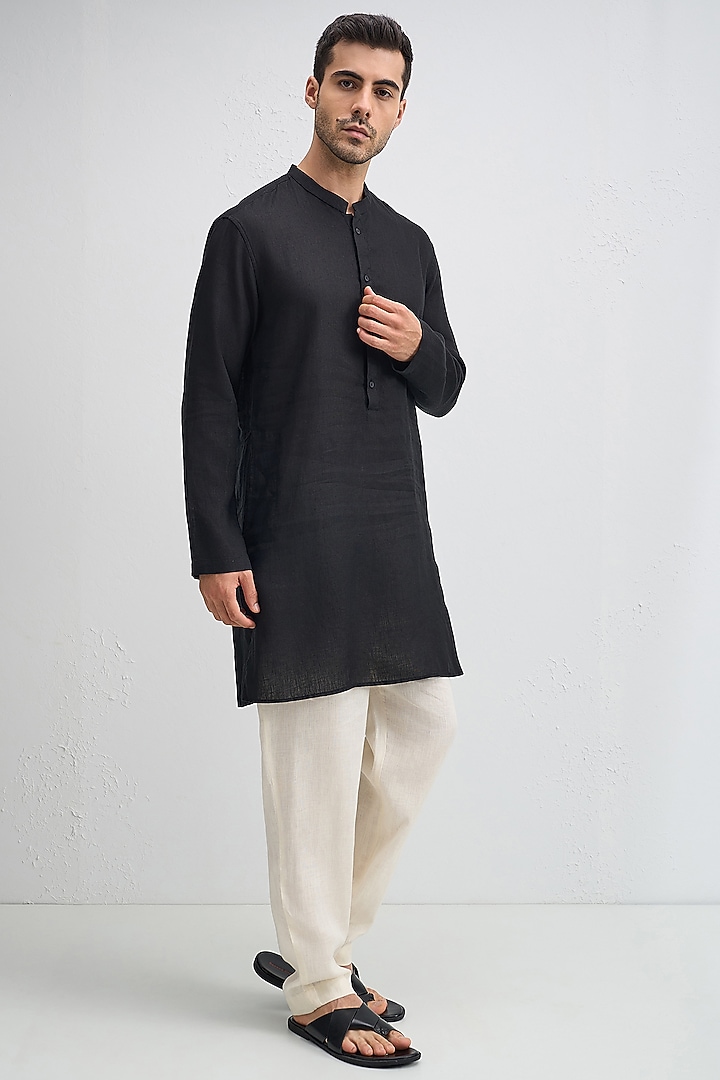 Black Linen Woven Kurta Set by Komal Kothari at Pernia's Pop Up Shop