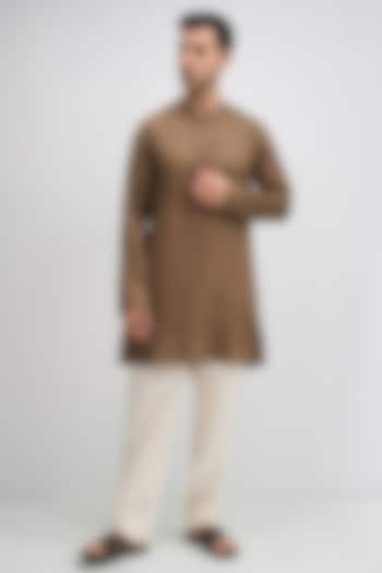 Coco Brown Linen Kurta by Komal Kothari at Pernia's Pop Up Shop