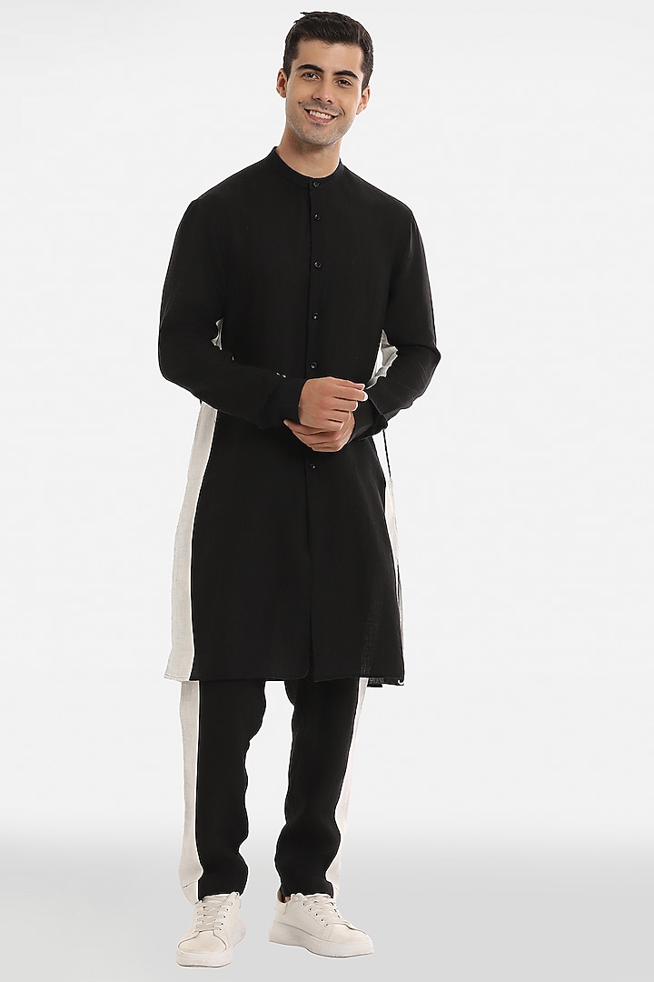 Black & White Linen Monochrome Woven Kurta Set by Komal Kothari at Pernia's Pop Up Shop