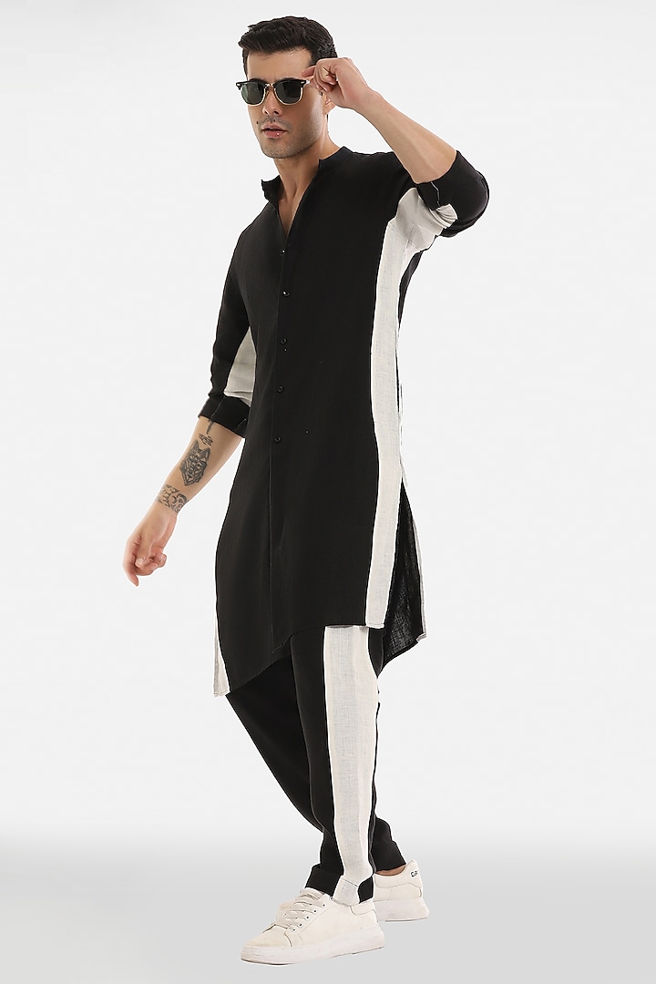 Black & White Linen Monochrome Woven Kurta Set by Komal Kothari at Pernia's Pop Up Shop