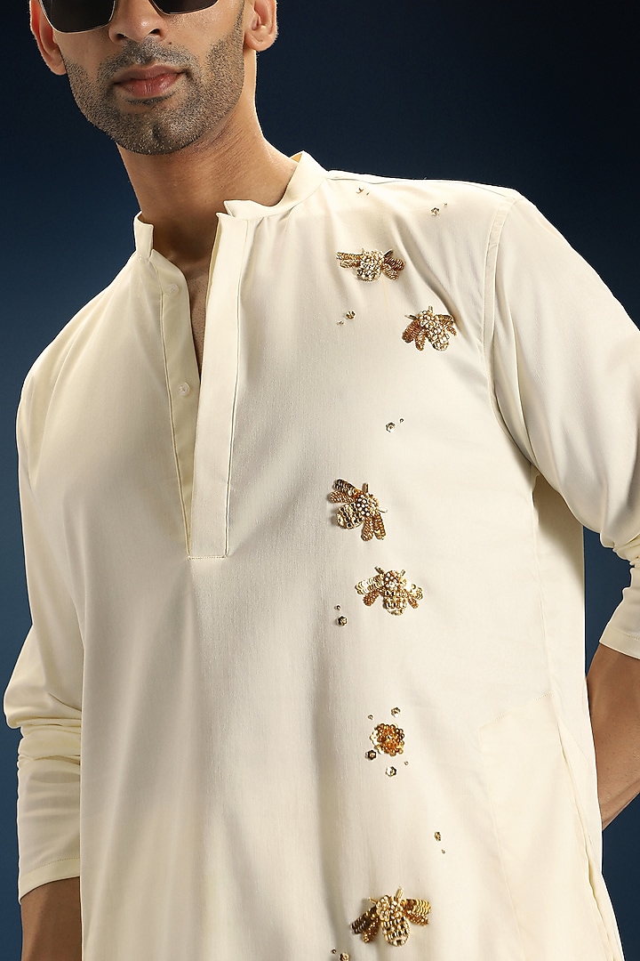 Ivory Cotton Hand Embroidered Kurta by Komal Kothari at Pernia's Pop Up Shop