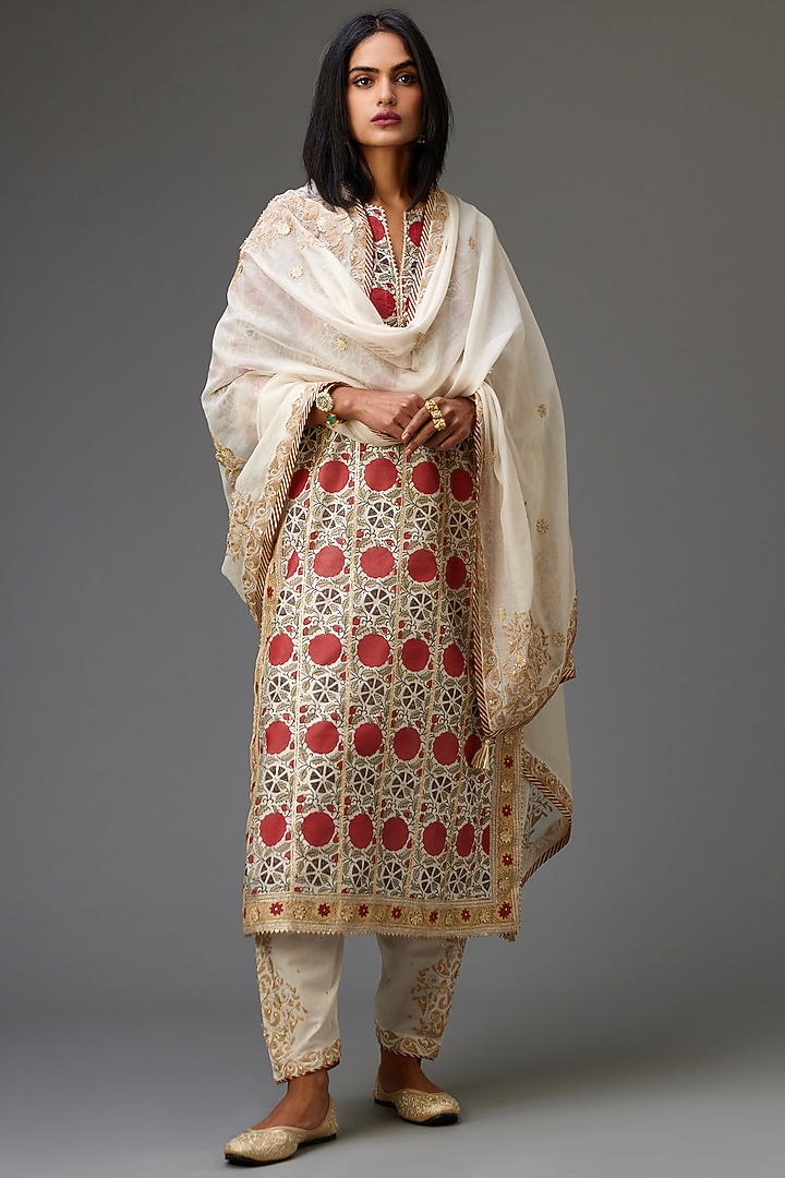 Off-White & Red Silk Chanderi Printed Kurta Set by Kora at Pernia's Pop Up Shop
