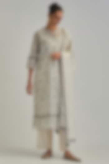 Off-White Silk Chanderi Hand Block Printed Long Kurta Set by Kora at Pernia's Pop Up Shop