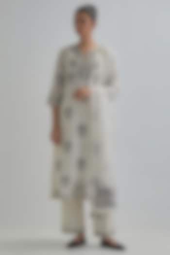Off-White Silk Chanderi Applique Embroidered Straight Kurta Set by Kora at Pernia's Pop Up Shop