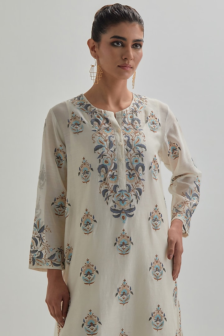 Off-White Silk Chanderi Embroidered Short Kurta Set by Kora at Pernia's Pop Up Shop