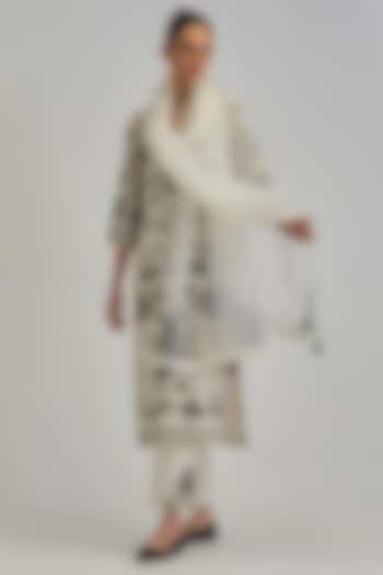 Off-White Silk Chanderi Applique Embroidered Straight Kurta Set by Kora at Pernia's Pop Up Shop