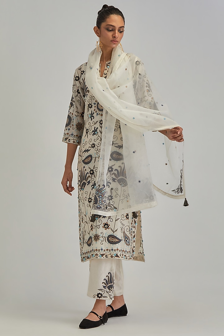 Off-White Silk Chanderi Applique Embroidered Straight Kurta Set by Kora at Pernia's Pop Up Shop
