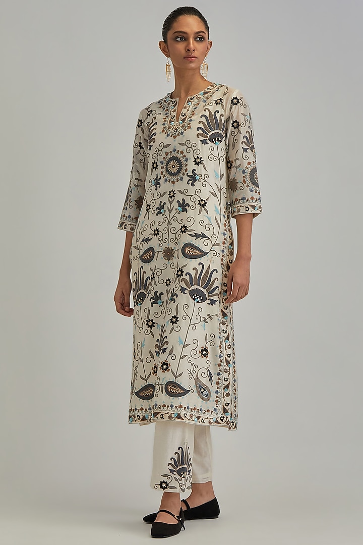 Off-White Silk Chanderi Applique Embroidered Straight Kurta Set by Kora at Pernia's Pop Up Shop