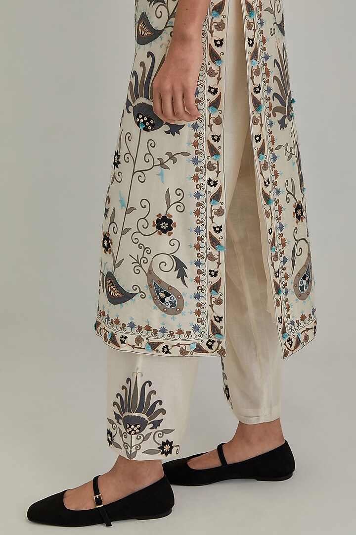 Off-White Silk Chanderi Applique Embroidered Straight Kurta Set by Kora at Pernia's Pop Up Shop
