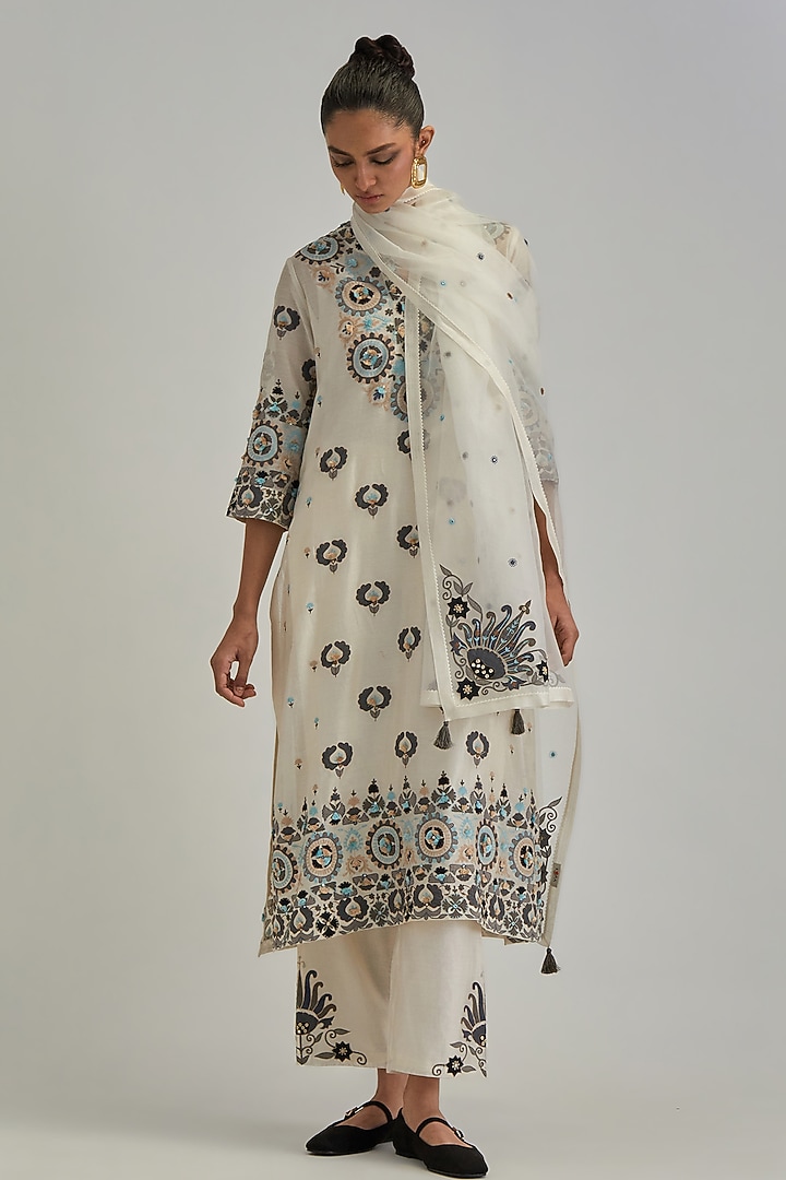 Off-White Silk Chanderi Applique Embroidered Straight Kurta Set by Kora at Pernia's Pop Up Shop