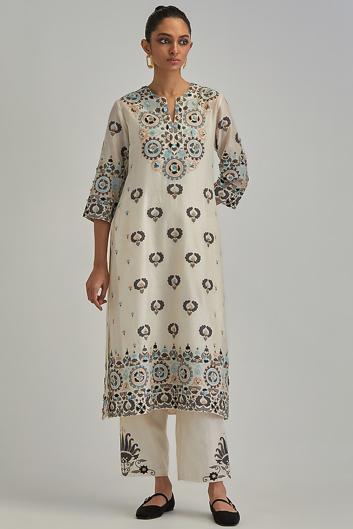 Off-White Silk Chanderi Applique Embroidered Straight Kurta Set by Kora at Pernia's Pop Up Shop