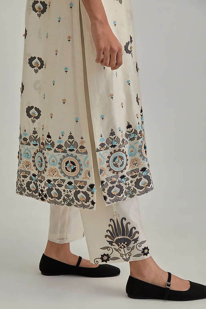 Off-White Silk Chanderi Applique Embroidered Straight Kurta Set by Kora at Pernia's Pop Up Shop