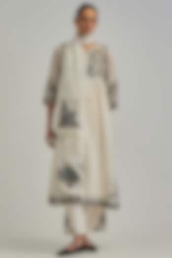Off-White Silk Chanderi Applique Embroidered Gathered Kurta Set by Kora at Pernia's Pop Up Shop