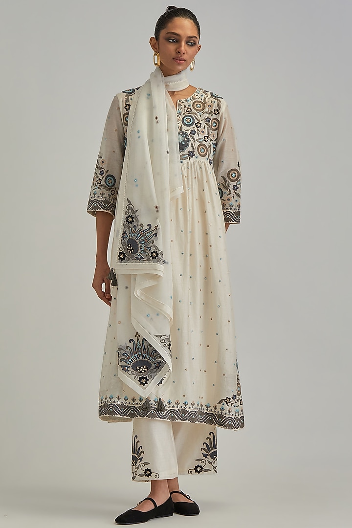 Off-White Silk Chanderi Applique Embroidered Gathered Kurta Set by Kora at Pernia's Pop Up Shop