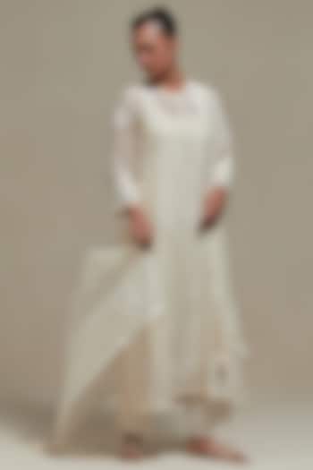 Off-White Cotton Chanderi Applique Embroidered Kurta Set by Kora at Pernia's Pop Up Shop