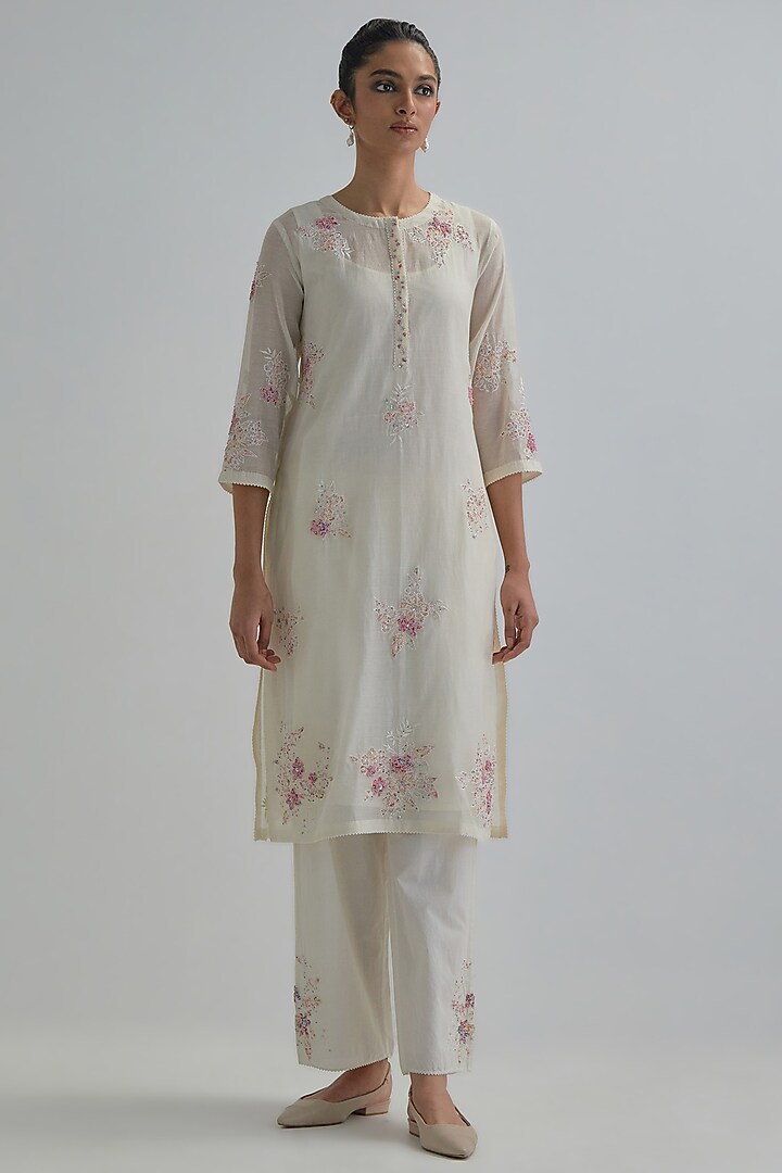 Off-White Cotton Chanderi Applique Embroidered Kurta Set by Kora at Pernia's Pop Up Shop