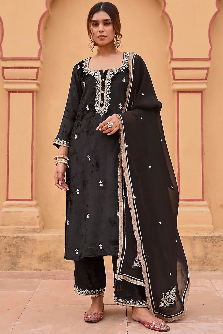 Black Velvet Cutdana Embroidered Kurta Set by Karaj Jaipur at Pernia's Pop Up Shop