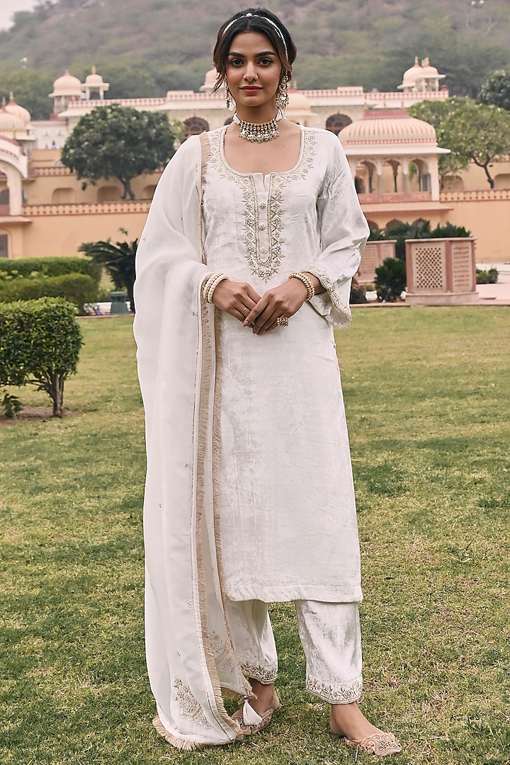 White Velvet Cutdana Embroidered Kurta Set by Karaj Jaipur at Pernia's Pop Up Shop