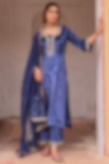 Royal Blue Velvet Cutdana Embroidered Kurta Set by Karaj Jaipur at Pernia's Pop Up Shop