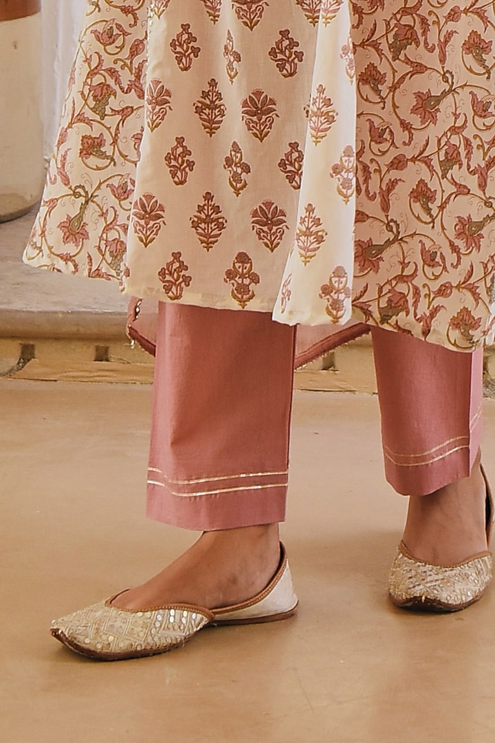 Off-White Printed A-Line Kurta Set by Karaj Jaipur at Pernia's Pop Up Shop