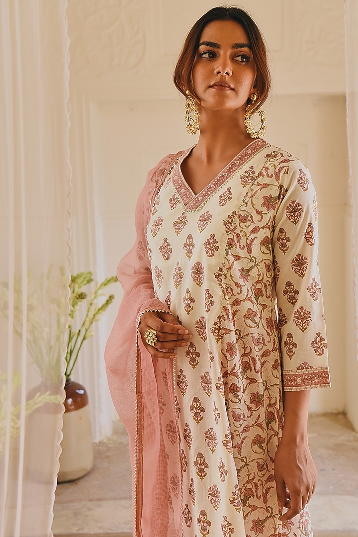 Off-White Printed A-Line Kurta Set by Karaj Jaipur at Pernia's Pop Up Shop