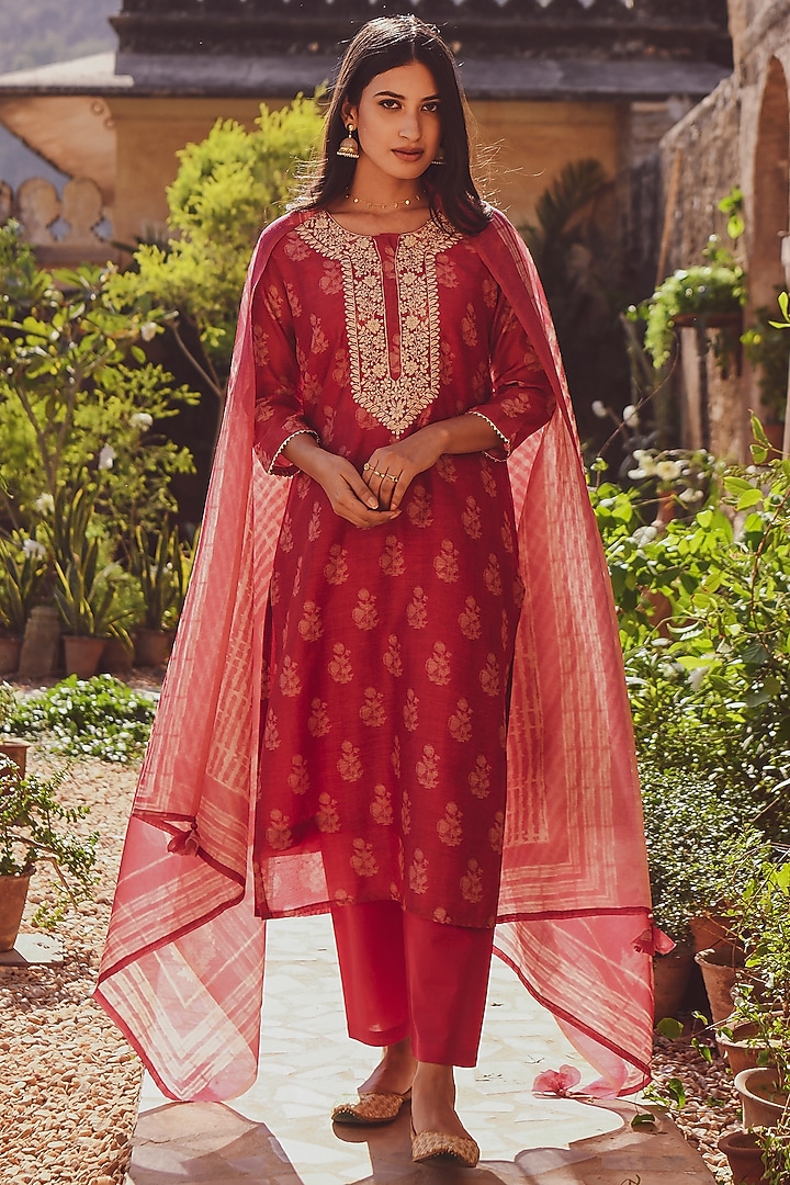 Pink Embroidered Kurta Set by Karaj Jaipur at Pernia's Pop Up Shop