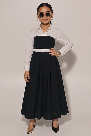 Black Blended Linen Pleated Skirt Set For Girls by Kriti Bapna Kids