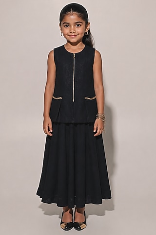 Black Blended Linen Pleated Skirt Set For Girls by Kriti Bapna Kids