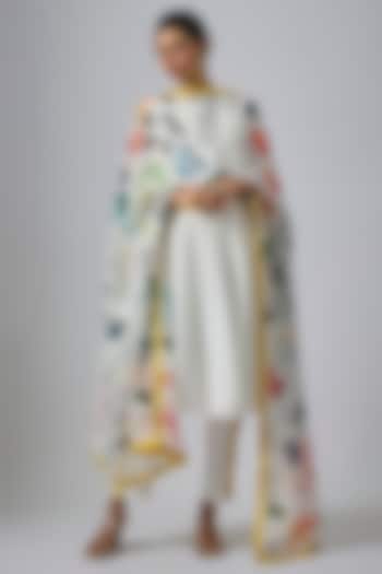 White Silk Pleated Kurta Set by Kriti Bapna at Pernia's Pop Up Shop