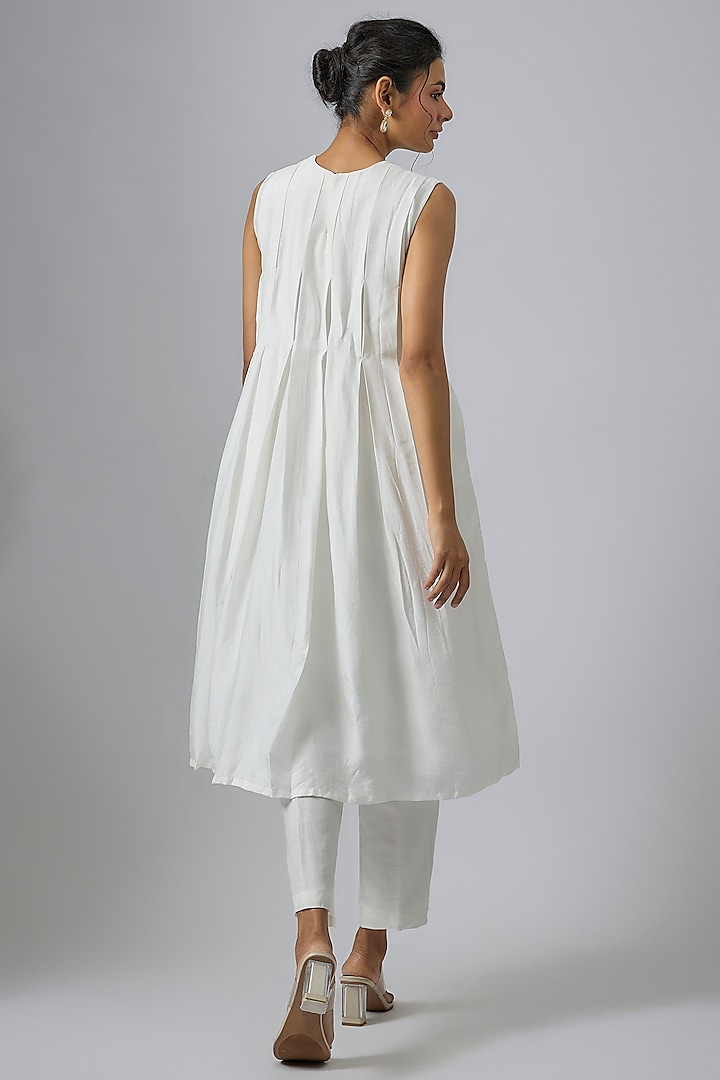 White Silk Pleated Kurta Set by Kriti Bapna at Pernia's Pop Up Shop