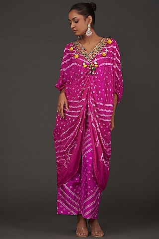 Pink Silk Bandhani Cape Set by kunwarani ritu