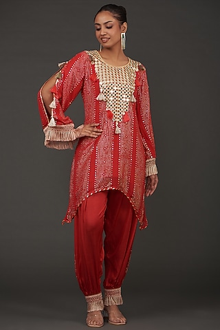 Red Georgette Mirror Embroidered Kurta Set by kunwarani ritu