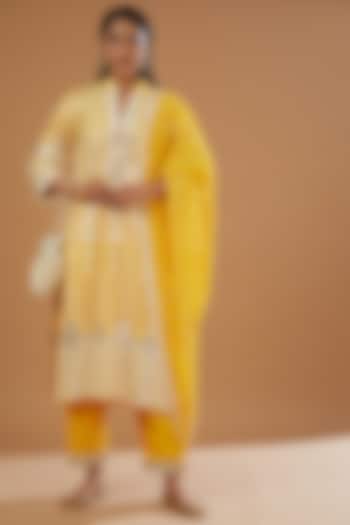 Yellow Georgette Embroidered Kurta Set by kunwarani ritu at Pernia's Pop Up Shop