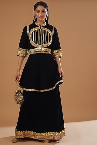 Black Velvet Embroidered Kurta Set by kunwarani ritu