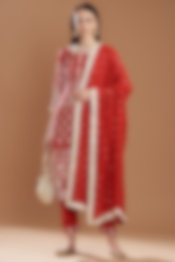 Red Georgette Embroidered Kurta Set by kunwarani ritu
