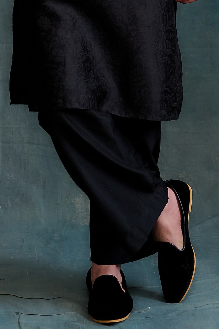 Black Tussar Resham Hand Embroidered Kurta Set by Krishna Mehta Men at Pernia's Pop Up Shop