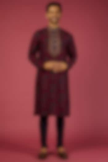 Maroon Printed Kurta Set by Krishna Mehta Men at Pernia's Pop Up Shop
