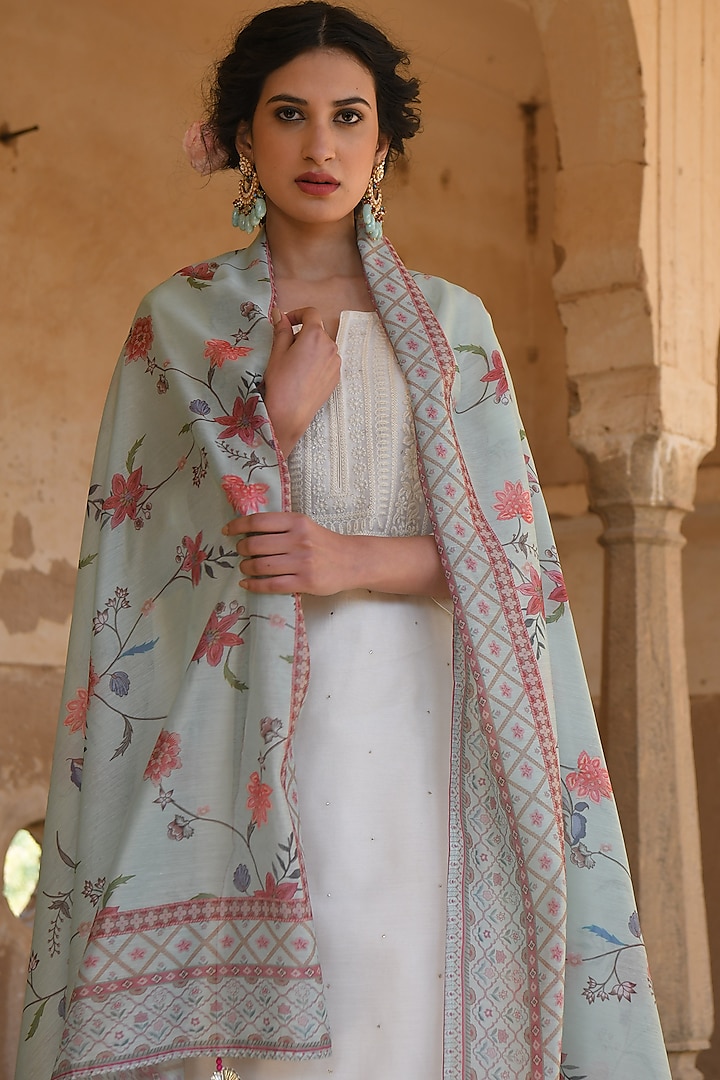 Off-White Chikankari Embroidered Kurta Set by Karaj Jaipur at Pernia's Pop Up Shop