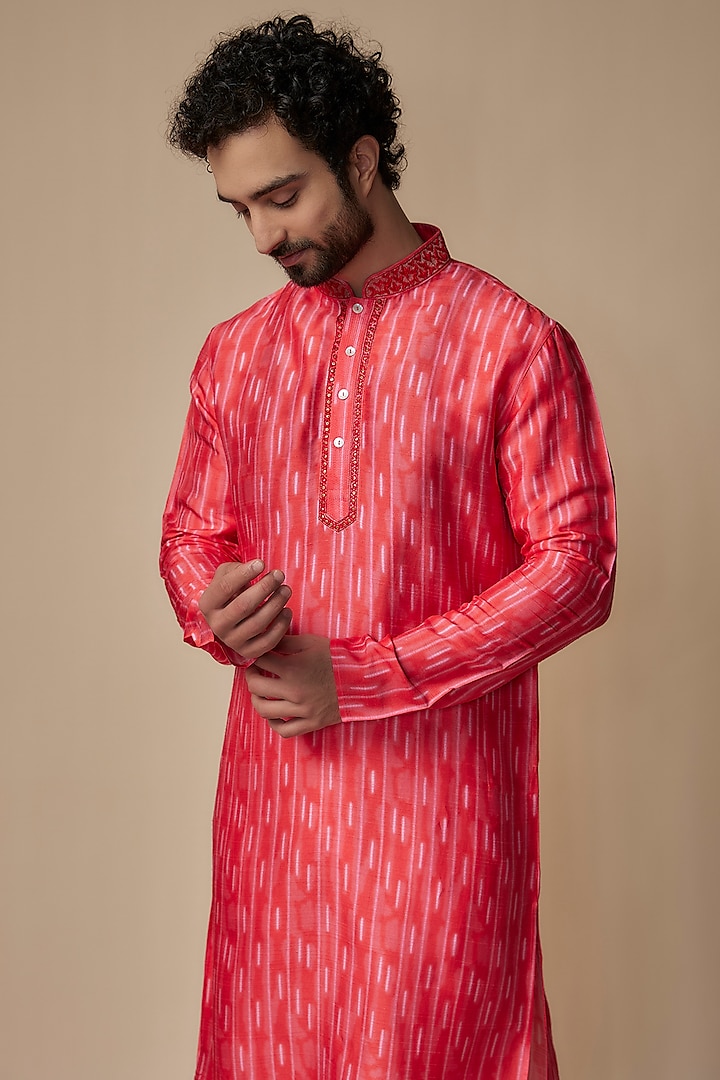 Red Tussar Digital Printed Kurta Set by Krishna Mehta Men at Pernia's Pop Up Shop
