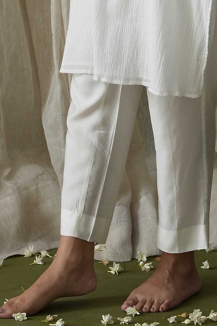 White Crinkled Cotton Embroidered Kurta Set by Kanika sharma at Pernia's Pop Up Shop