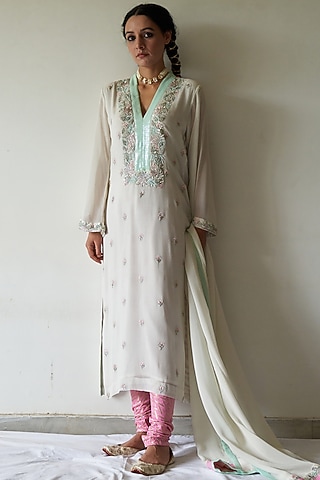 White Sequins Hand Embroidered Kurta Set by Kanika sharma