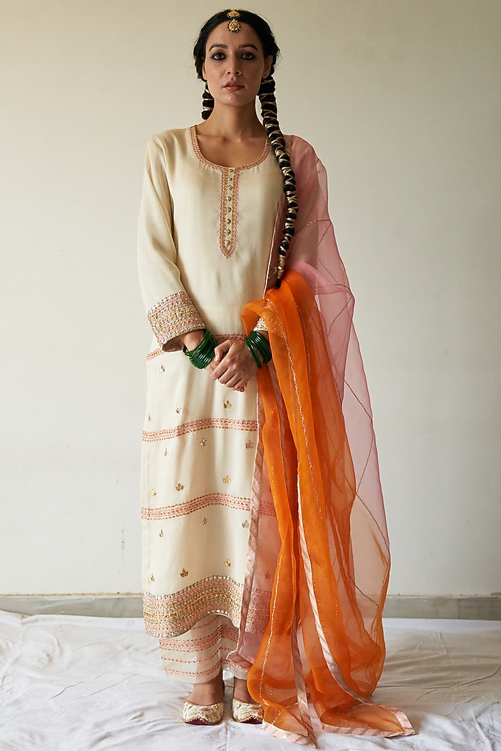 White Gotta Embroidered Kurta Set by Kanika sharma at Pernia's Pop Up Shop