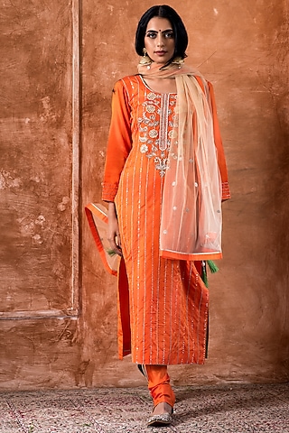 Narangi Embroidered Kurta Set by Kanika sharma