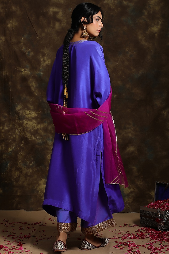 Jamuni Silk Kurta Set by Kanika sharma at Pernia's Pop Up Shop
