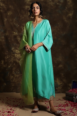 Phalgun Silk Kurta Set by Kanika sharma