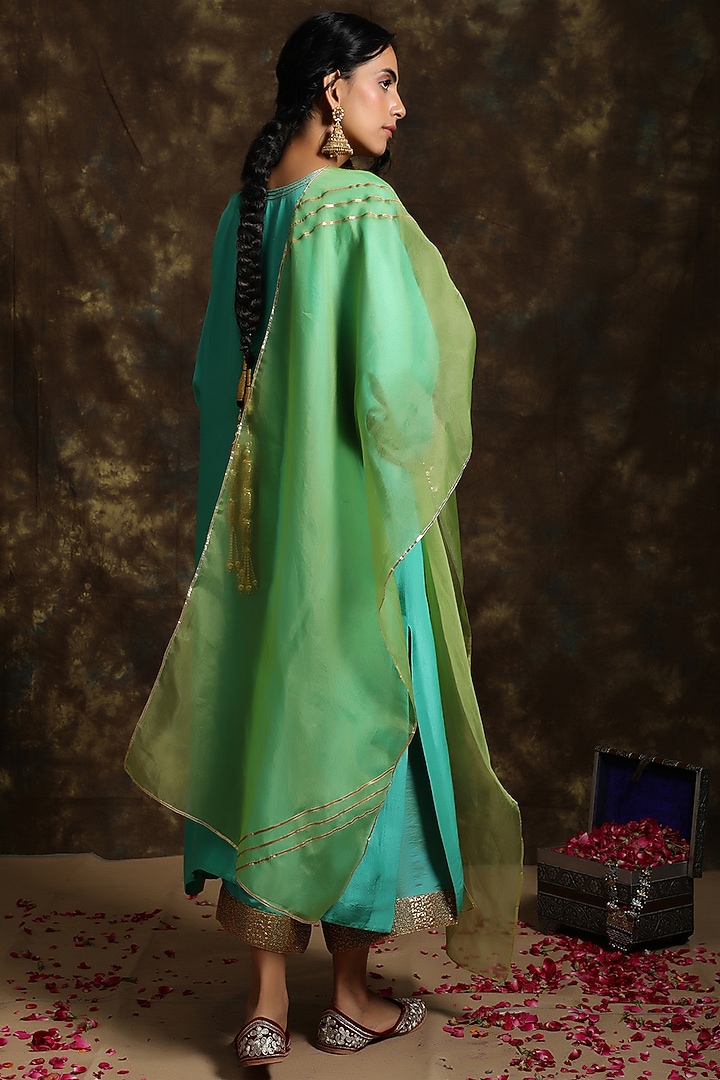 Phalgun Silk Kurta Set by Kanika sharma at Pernia's Pop Up Shop