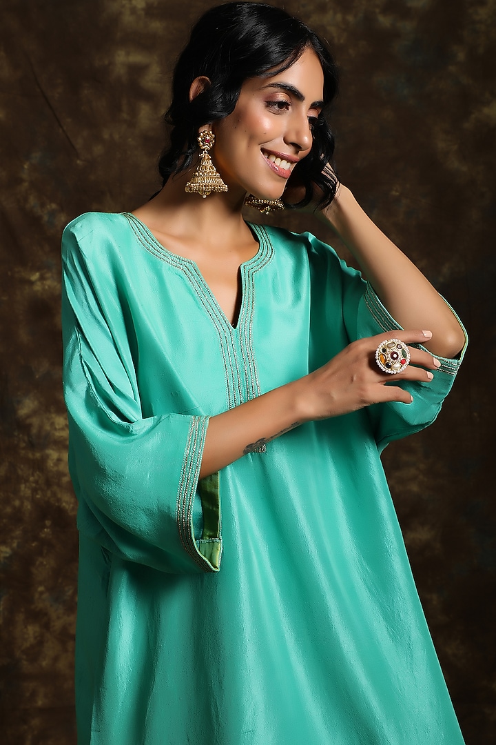 Phalgun Silk Kurta Set by Kanika sharma at Pernia's Pop Up Shop