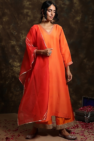 Laal Baag Silk Kurta Set by Kanika sharma